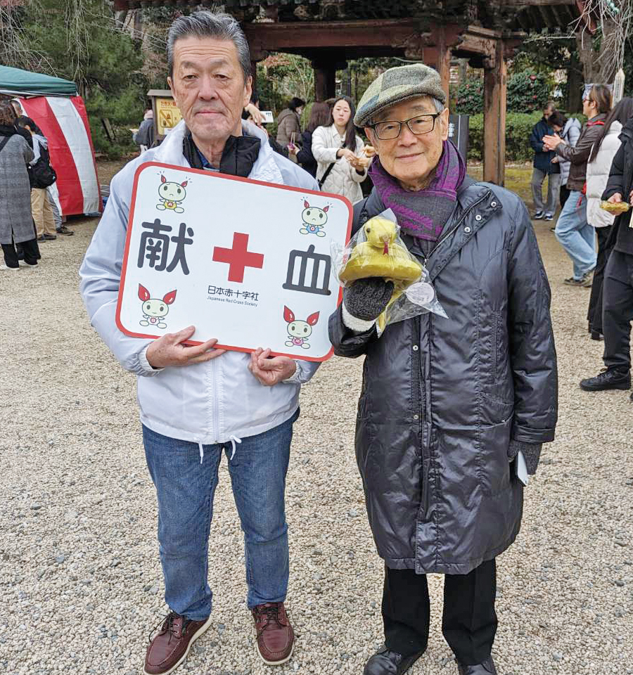 茂岡Lと記念品の金の蛇をもってニッコリ榎L