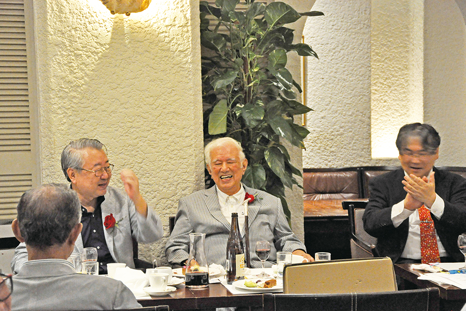 審査員席も賑わっています