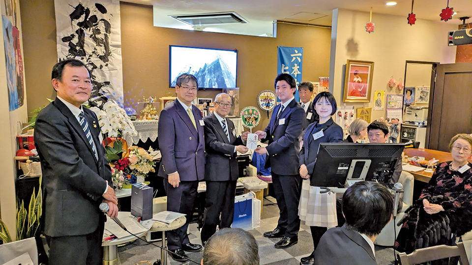 中大応援團長・古澤公晟Ｌと白獅子会支部・奥津会長へ激励