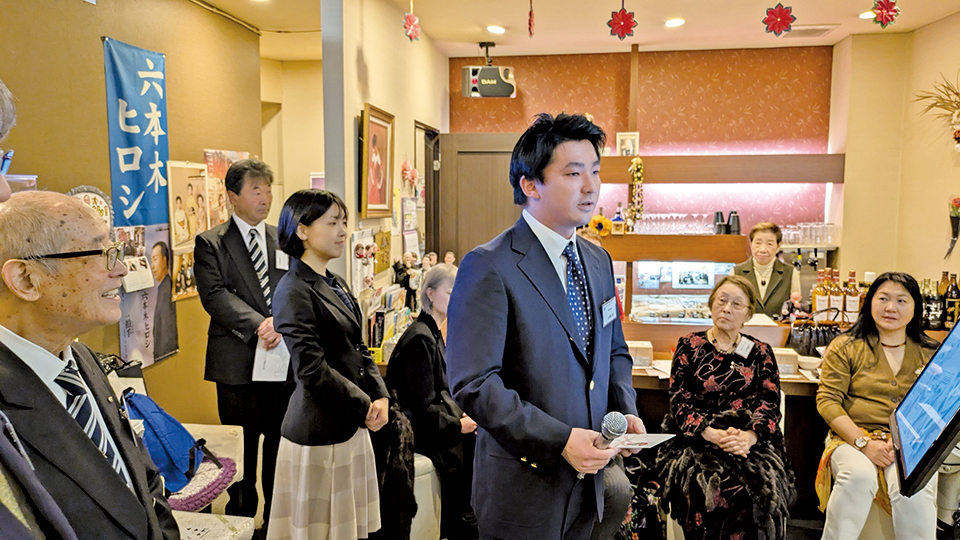 中大応援團長・古澤公晟Ｌと白獅子会支部・奥津会長へ激励02