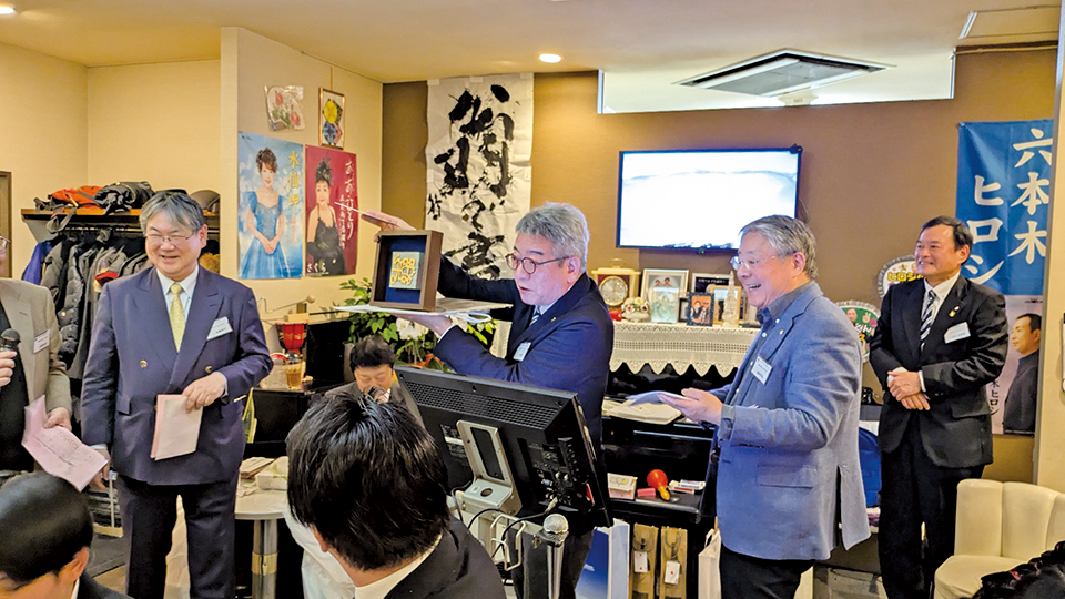 中大応援團長・古澤公晟Ｌと白獅子会支部・奥津会長へ激励03