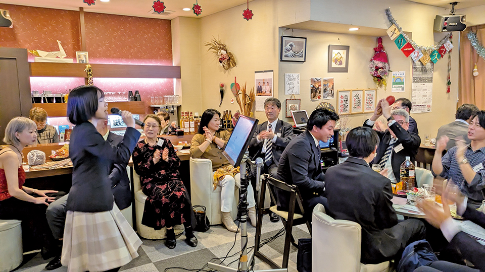 白獅子会支部・奥津会長も熱唱！ オーディエンスは大盛り上がり